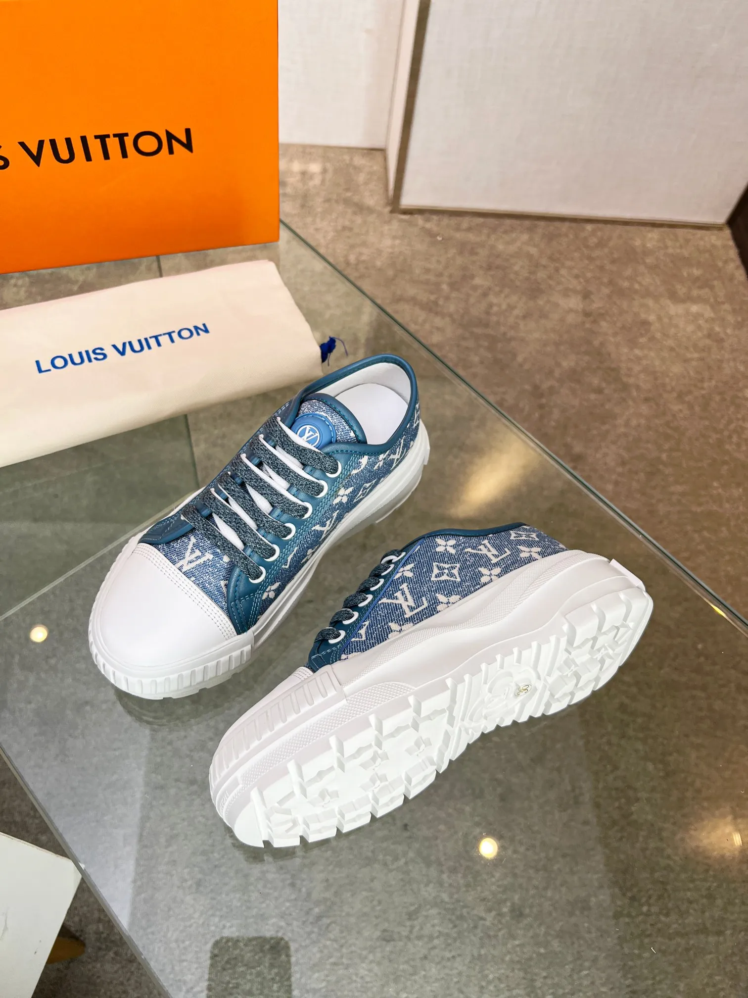 👟👟Ex-factory price 440👟👟 This LV Squad sneaker is made of Monogram denim to stretch out the midsummer comfort. The same color leather outlines the edges, the rubber LV Circle logo embellishes the tongue, and the thick yet lightweight rubber outsole upgrades the comfort again. Yardage: 35-41.